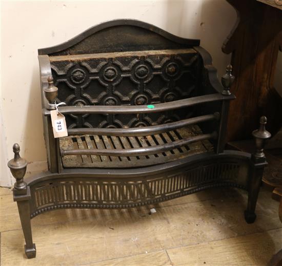 A George III style iron fire grate W.72cm